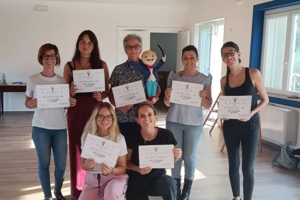 maestre con diploma di frequenza del corso di formazione musica